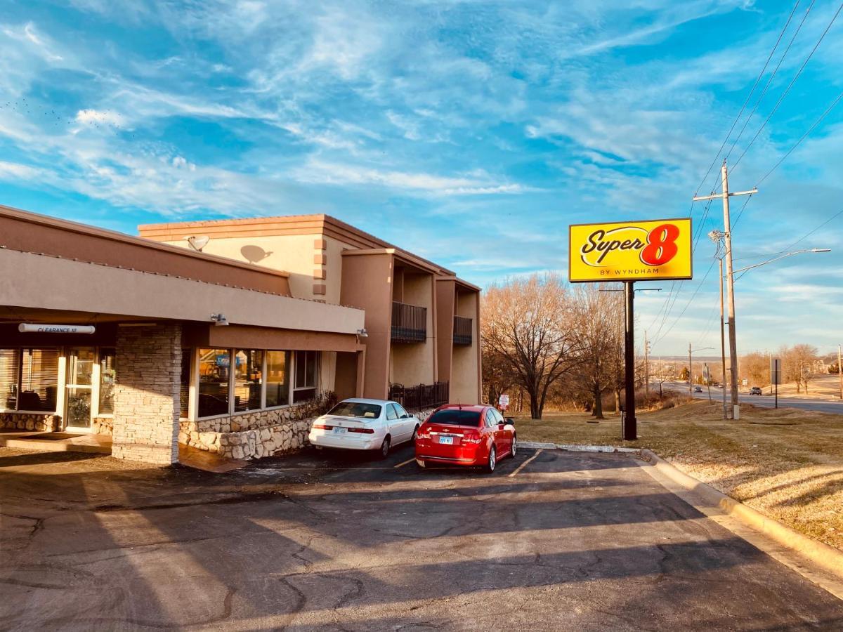 Hotel Super 8 By Wyndham Lawrence Ku Exterior foto